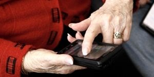 Las mejores apps para adaptar un móvil a personas mayores