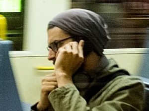 Hombre en el metro hablando por teléfono