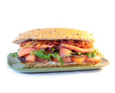 Receta de bocadillo integral vegetal con salmón ahumado