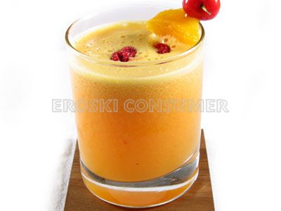 Zumo de naranja con frambuesa y cerezas